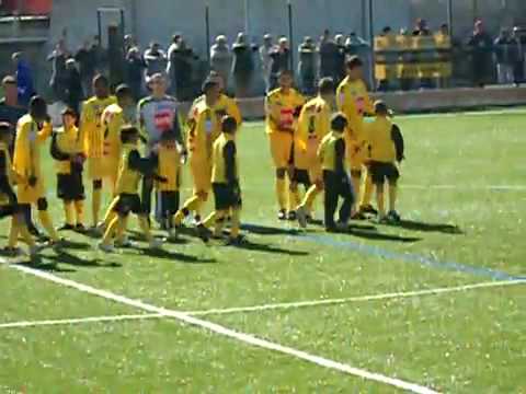 L'entrée des joueurs seniors accompagnés des Poussins de l'UGA Ardziv