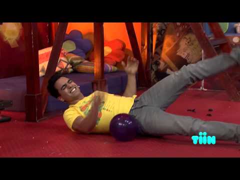 Qriosos - Luja y Majo en el Reto de tronar globos con el cuerpo