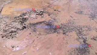 В Николаеве водопроводная вода уже неделю «моет» улицы - утечек стает все больше (фото, видео)