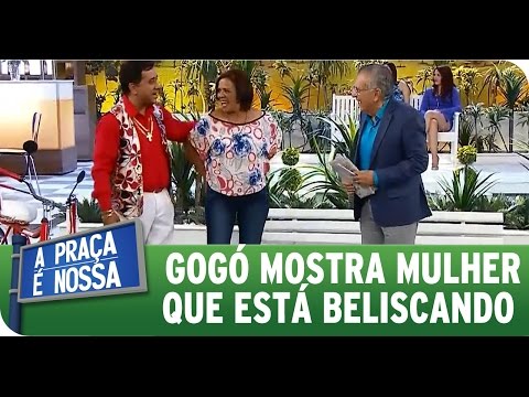 A Praça É Nossa (24/09/15) - Paulinho Gogó introduces a woman who is "pinching"