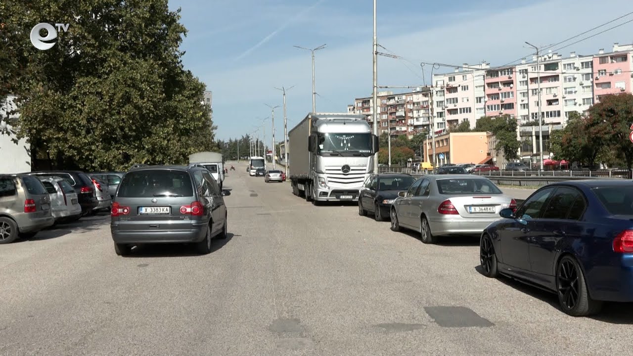 Множество сигнали за паркирани камиони и автобуси в локалното платно в кв. "Орфей"