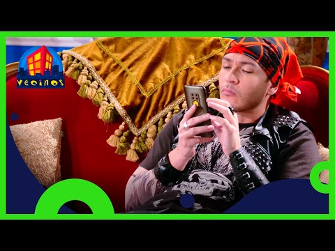 Vecinos, 1/4: El Rocko le está dando likes a una mujer | C11 T13 | Distrito Comedia