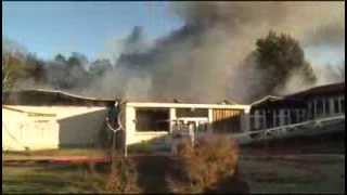 preview picture of video '25.11.2013: Kinder zündeln - Alte Grundschule in Laage von Flammen vernichtet'