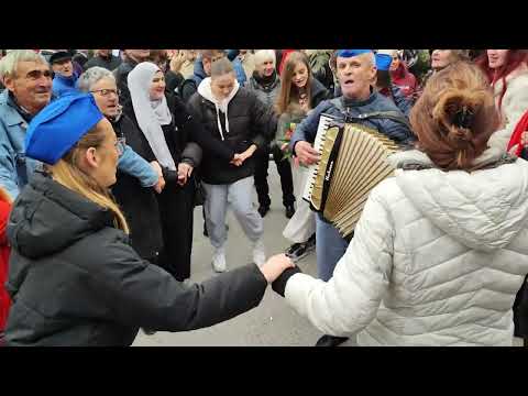 Alija svira i pjeva za cjeli Balkan,, Druže Tito  i ti se kunemo,,..