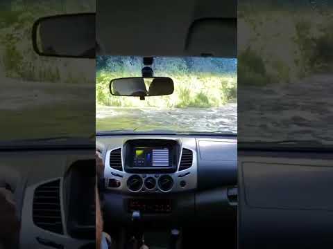 atravessando Rio betari caminhonete Triton município de Iporanga São Paulo