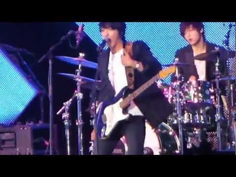 121110 Cnblue- I'm A Loner & LOVE @ SBS Kpop Super Concert