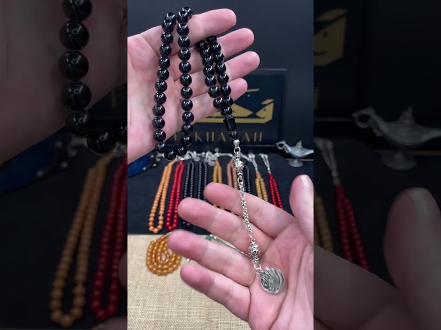 مسباح مسكي سوداء مع شرابة معدنية