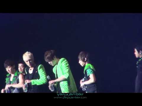 [FANCAM] 110218 WBTBA - Beast drinking