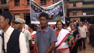 preview picture of video 'Gai Jatra (Festa della Mucca) per le strade di Bhaktapur, Nepal'