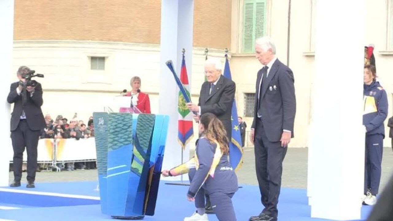 Milano Cortina 2026, il passaggio delle Frecce Tricolori all'accensione del braciere olimpico