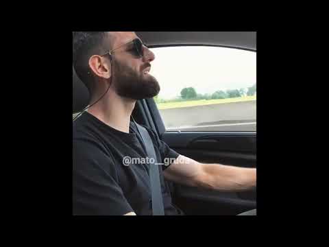 Mergim Mavraj falet duke ngare makinen