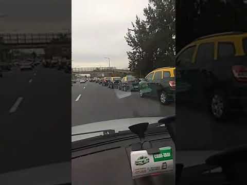 Ya llegan por la autopista cientos de taxis para marchar a Casa de Gobierno