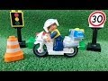 Машинки на дороге - Лего полицейский - Полезные игры 