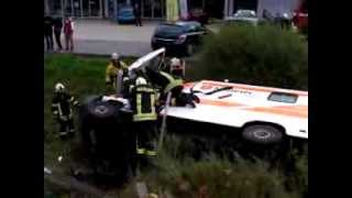 preview picture of video 'Unfall in Fritzlar: Krankenwagen auf Seite geschleudert'