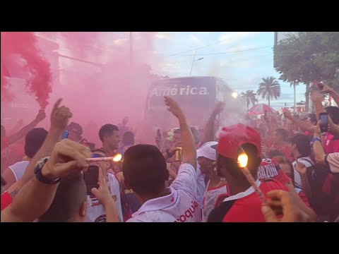 "Recibimiento del equipo, América vs Fluminense (Brasil)" Barra: Baron Rojo Sur &bull; Club: América de Cáli