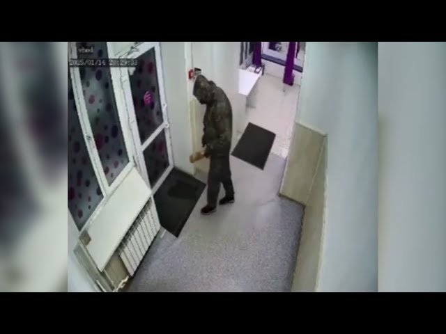 Неизвестный устроил поджог в пункте выдачи заказов в Черемхово