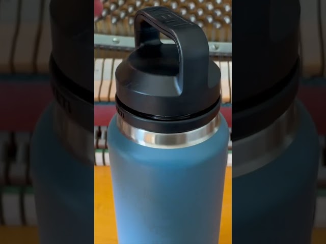Vídeo relacionado con YETI Rambler Bottle Chug, Vacuum Insulated Stainless Steel Bottle with Chug Cap, Black, 36 oz (1065 ml)
