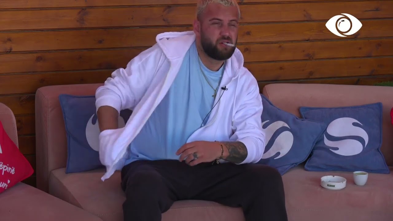 Luizi zgjohet i pari, konsumon kafen e mëngjesit në oborr