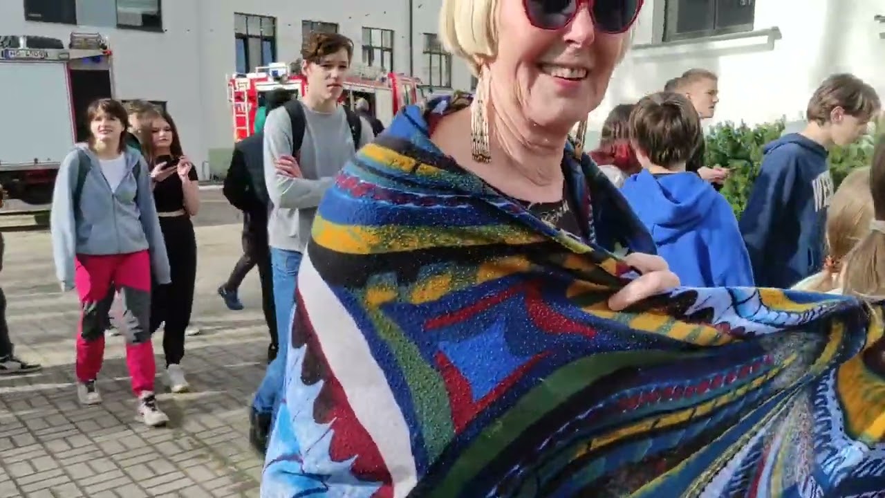 Ugunsdzēsēji evakuē Tukuma 1. pamatskolu