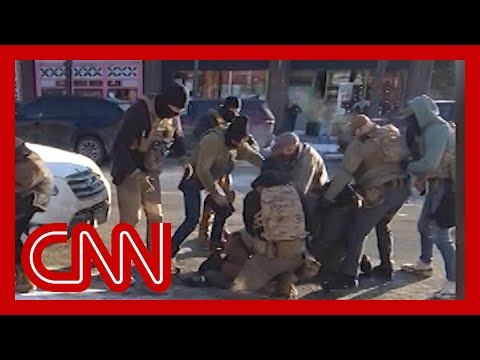 影片曝光！疑是探員持槍畫面，就在明尼阿波利斯槍擊案發生前！ (Videos appear to show agent taking gun before Minneapolis shooting)