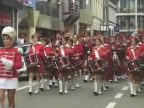 Straatparade in Bilzen 2006 (2/3).wmv