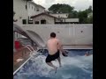 10 hombres y asombrosa canasta en la piscina