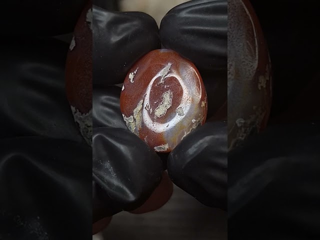 حجر عقيق رماني و أبيض طبيعي