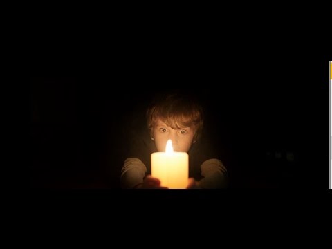 "Cuando las luces se apagan". Trailer #1. Oficial Warner Bros. Pictures (HD/Subtitulado)