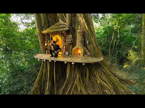 Surviving Inside a Giant Ancient Tree,  Built a Shelter Using Vines and Grass.