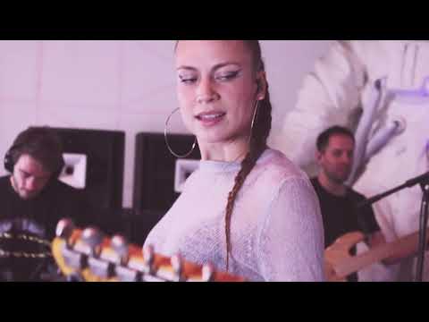 MAGRO - "Running" featuring Leona Berlin | LIVE SESSION videoclip