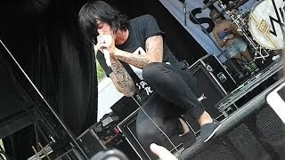 Sleeping with Sirens singing A Trophy Father&#39;s Trophy Son (live)