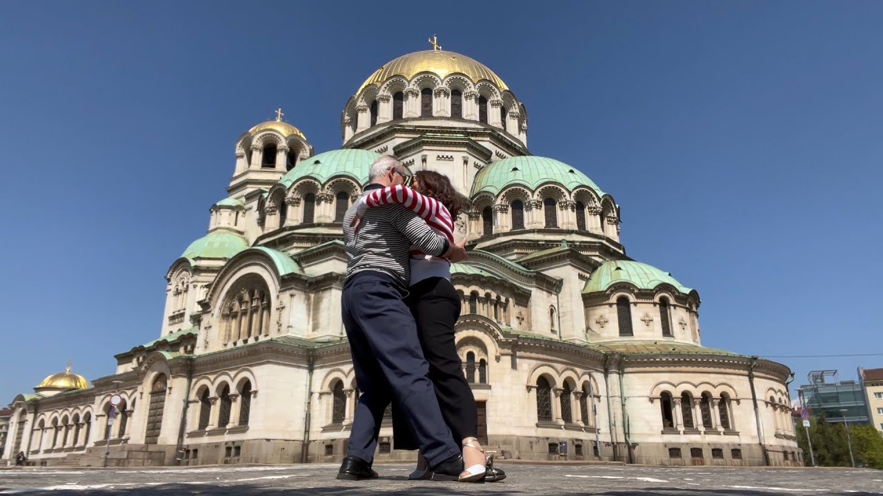 LLORAN LAS CAMPANAS en Sofía por Juana Garcia y Julio Robles