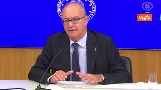 Valditara: «Corsi di italiano per i genitori di studenti stranieri e multe a chi non partecipa»
