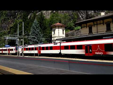 TRENO REGIONALE SVIZZERO ARRIVA IN STAZIONE A ISELLE (VB) 27 - 6 - 2015.