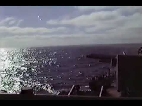 USS New Jersey disparando seus canhões - o navio da classe Iowa atualmente é um navio-museu.