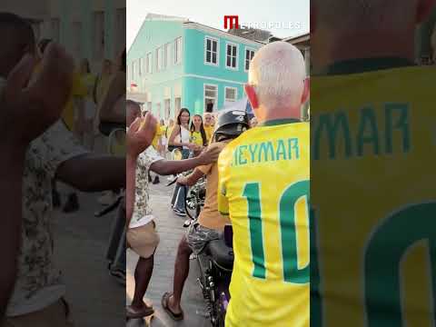 Motociclista com adesivos do PT é hostilizado durante ato de Flávio Bolsonaro em Salvador