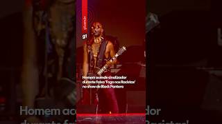Homem acende sinalizador durante faixa 'Fogo nos Racistas' no show de 