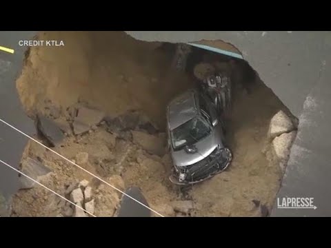 Alluvioni in California, voragine inghiotte due auto a Los Angeles