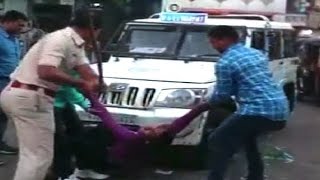 Surat: Police beats up eve teasers mercilessly