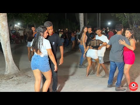 Forró arrochado na arena central Arco-Verde