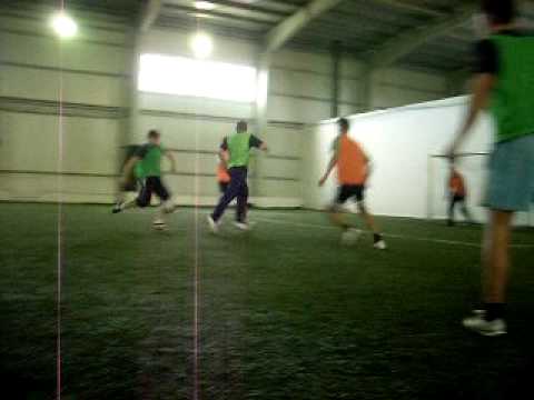 Fotbal la Sinandrei la sala...baieti din Carani golu lu Ciotu