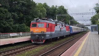 Электровоз ЭП1-294 с почтово-багажным поездом из Владивостока проходит о. п. Санаторная