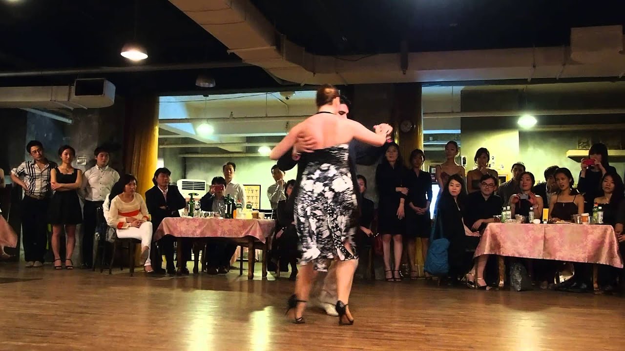 Video thumbnail for 2013 Apr Fernando Sanchez y Ariadna Naveira @ Seoul Grand Milonga 4/4