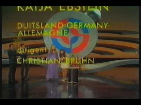 Lenny Kuhr presents Dutch flowers to Dana ESC 1970