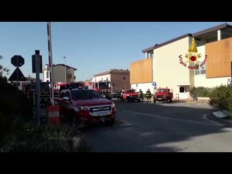 Emergenza Covid, l'omaggio dei vigili del fuoco al personale dell'ospedale Lotti