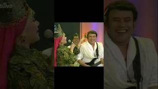 Download lagu #Pelangi - Rhoma Irama# Hanya 2 Bidadari Yang Berani Godain Bang Haji Diatas Panggung mp3