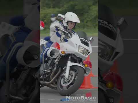 バイク乗りの最終形態！熟練の女性白バイ教官 This experienced Japanese female motorcycle police instructor was so skilled!
