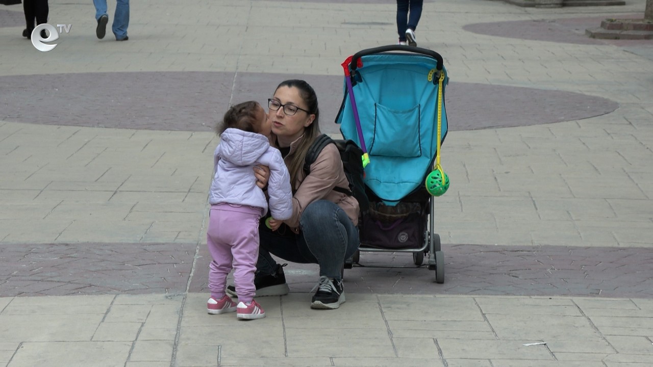 За увеличение на средствата за отглеждане на дете през втората година настояват майките от Смолян