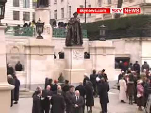Queen Mum Is Immortalised In Bronze