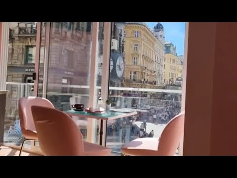 Café Konditorei Aida perto da Catedral de Santo Estêvão em Viena, Áustria / junho de 2022